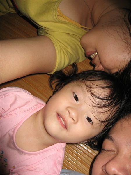 爸比、媽咪、和我的大頭照，怎麼只有我在看鏡頭呀~~