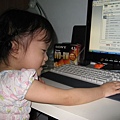 爸比、媽咪每天都在上網，我也好想要學會喔~~ 所以我動不動就跑來動一下鍵盤~