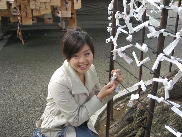 然後再把籤在架子上打個結