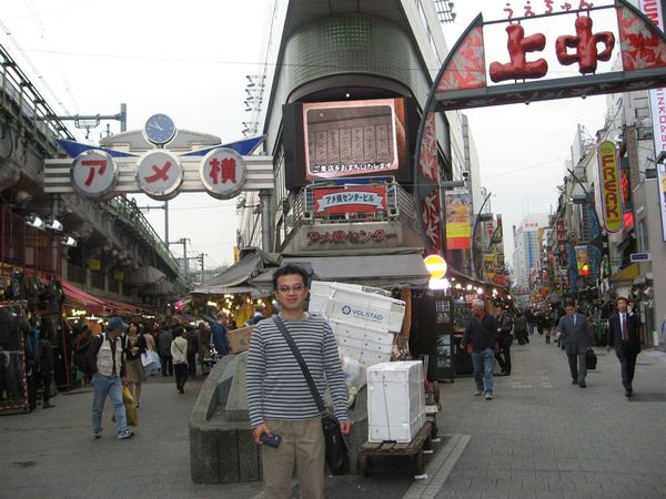 光是藥粧店N家、仙貝餅乾(零食)攤、100元專門店、吃的和有的沒的就讓我們從10點狂到12點左右