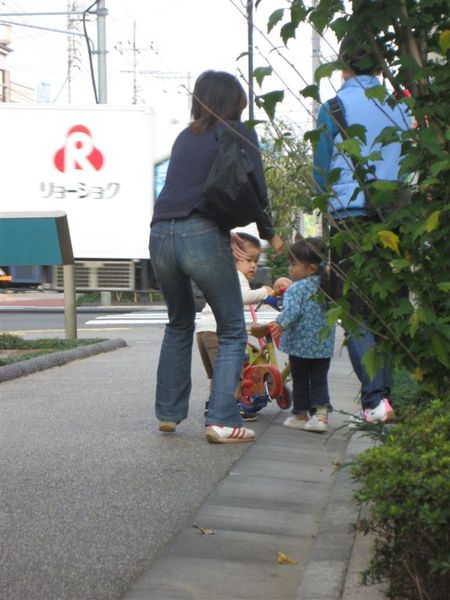 還看到了日本的媽媽帶著小朋友，每個小朋友都很小一隻，又很可愛
