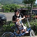 媽咪不會載我騎好快好快，爸比比較厲害~~
