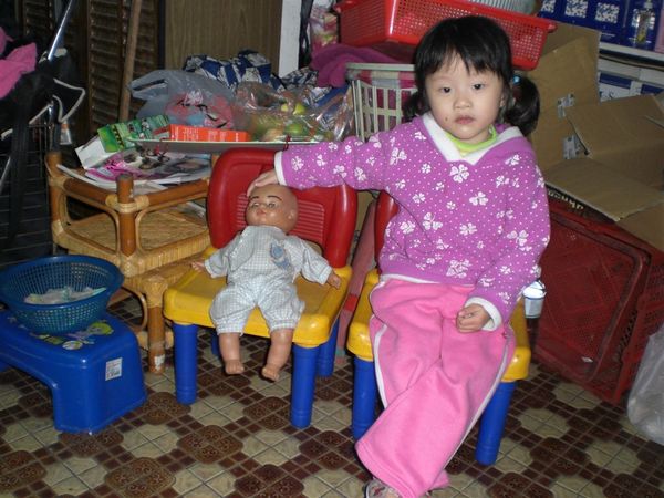 這是我的小娃娃，我會照顧它，來~在我旁邊坐好吧~