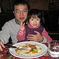 爸比吃藍帶豬排，我也喜歡吃~