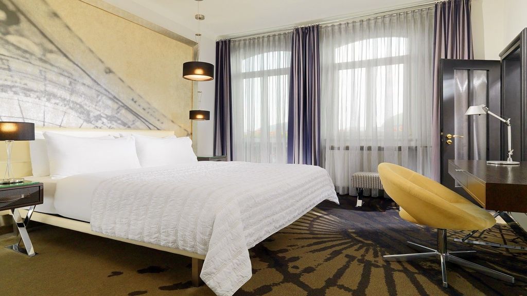 Deluxe-King-Le-Meridien-Nuremberg.jpg Deluxe-King-Le-Meridien-Nuremberg.jpg