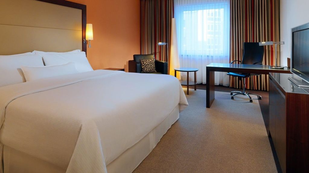 The_Westin_Grand_Frankfurt_Hotel_Executive_Room.jpg