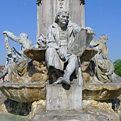 烏茲堡主教宮前的噴泉雕刻像