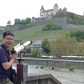 烏茲堡-老公把望遠鏡當炮火對準山上的瑪莉安城堡