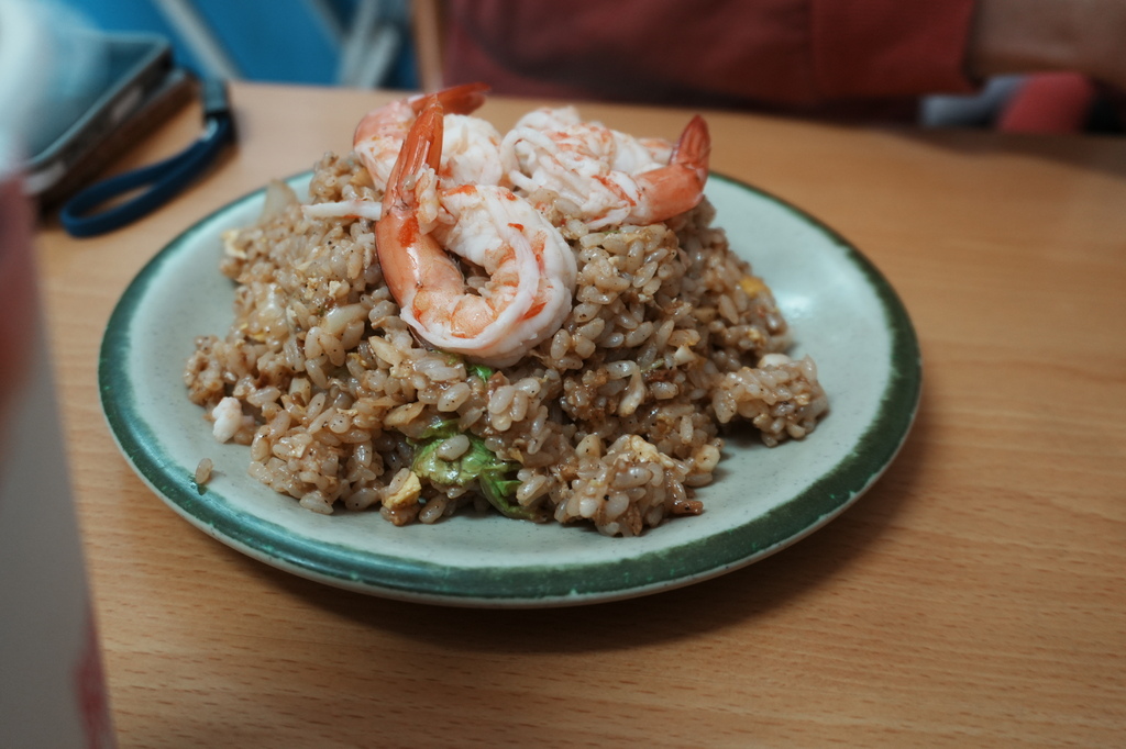 台南美食『佳佳餐飲屋』平價版蒜蝦飯，鮮奶茶也好喝～近新光三越