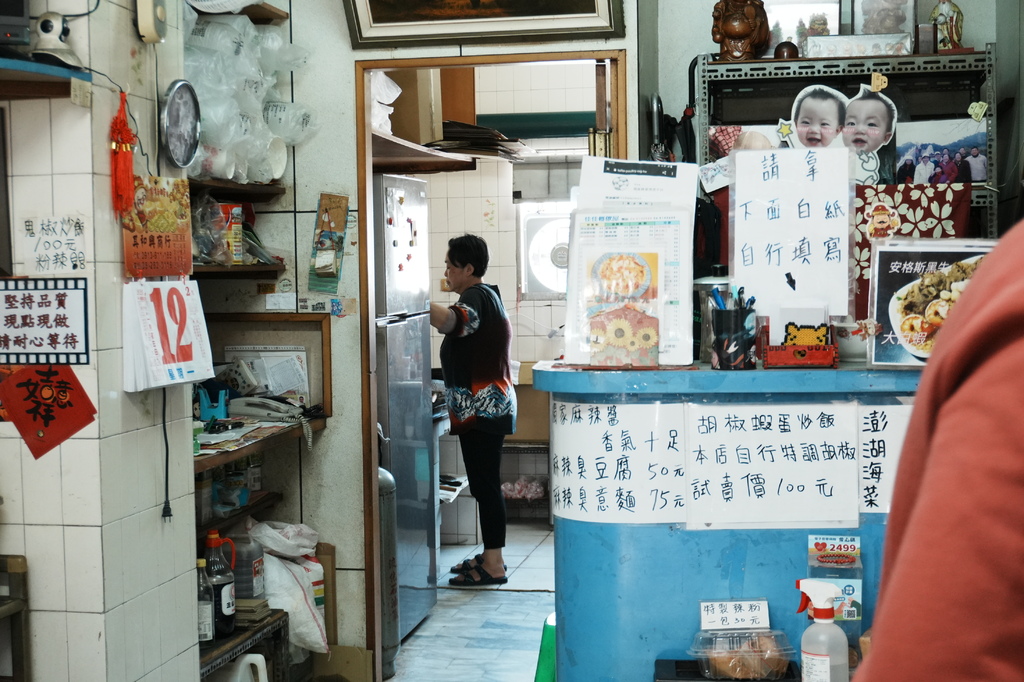 台南美食『佳佳餐飲屋』平價版蒜蝦飯，鮮奶茶也好喝～近新光三越