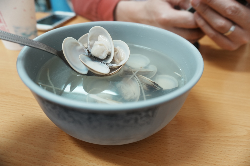 台南美食『佳佳餐飲屋』平價版蒜蝦飯，鮮奶茶也好喝～近新光三越