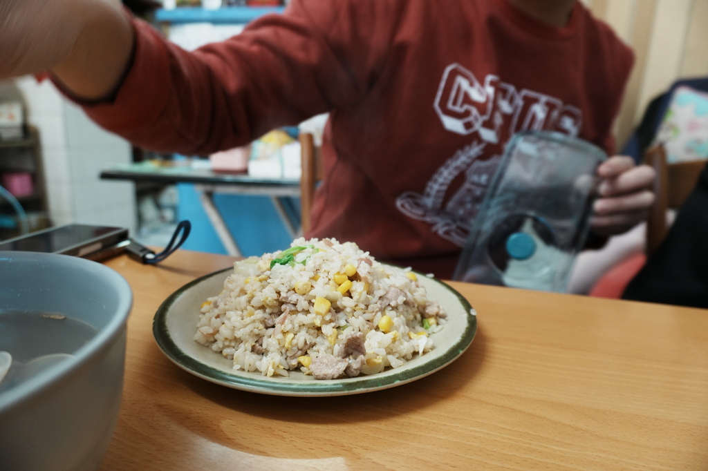 台南美食『佳佳餐飲屋』平價版蒜蝦飯，鮮奶茶也好喝～近新光三越