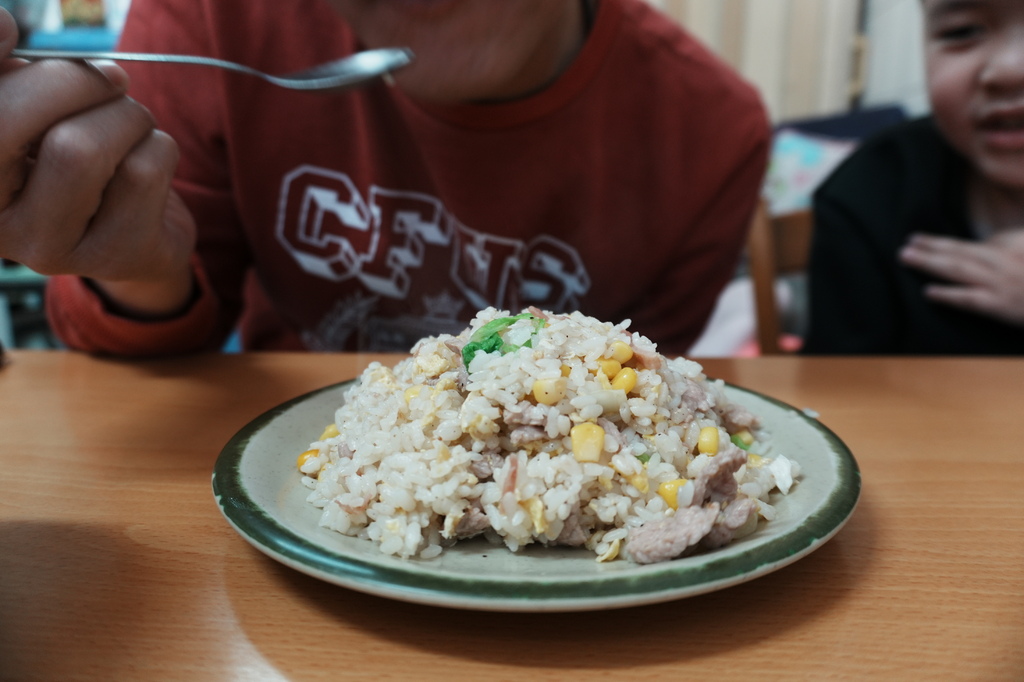 台南美食『佳佳餐飲屋』平價版蒜蝦飯，鮮奶茶也好喝～近新光三越