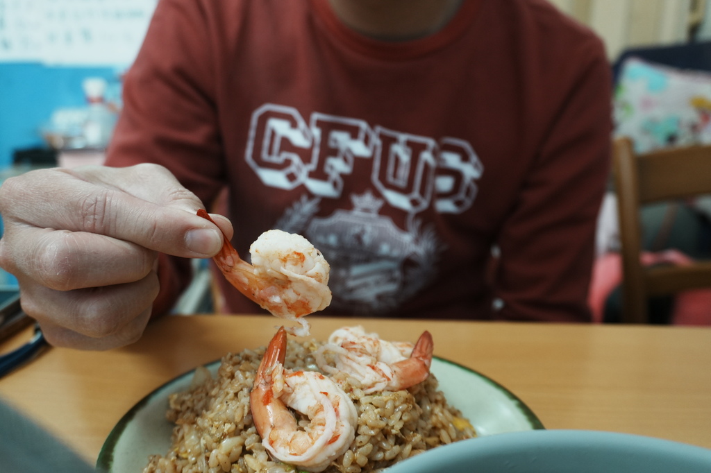 台南美食『佳佳餐飲屋』平價版蒜蝦飯，鮮奶茶也好喝～近新光三越