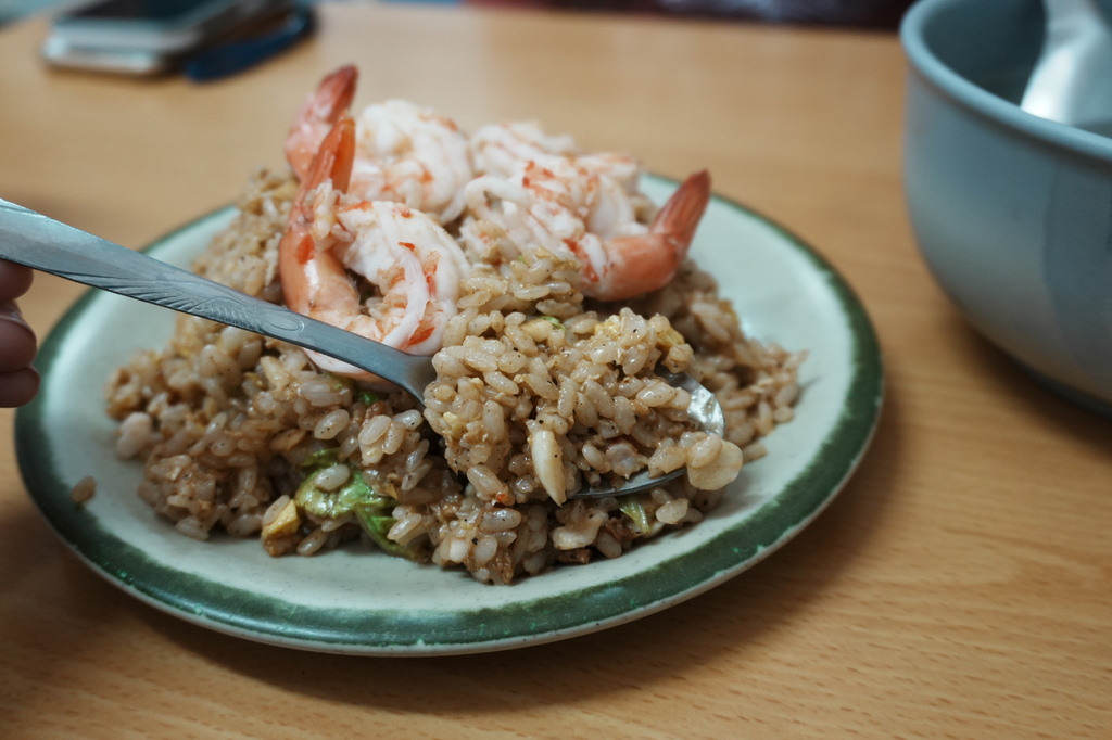 台南美食『佳佳餐飲屋』平價版蒜蝦飯，鮮奶茶也好喝～近新光三越