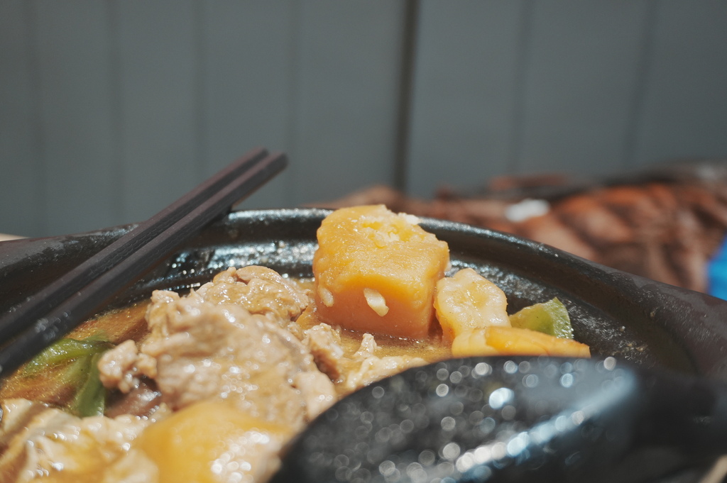 嘉義食記『老泉城黃燜雞米飯』鹹香夠味，白飯冬瓜檸檬雞湯無限享