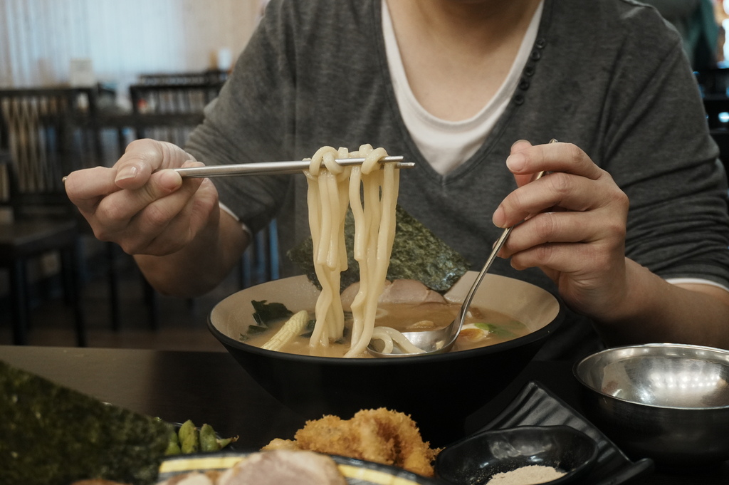 初八麵食堂｜平價拉麵座位寬敞，簡單吃一餐沒啥問題