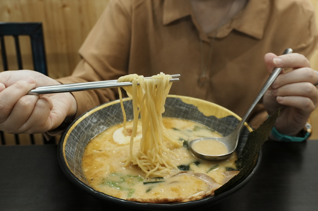 初八麵食堂｜平價拉麵座位寬敞，簡單吃一餐沒啥問題