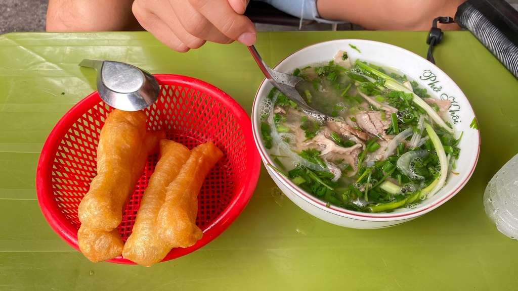 【越南美食】河內城市街邊自助餐，美食推薦：體驗在地小吃，與高