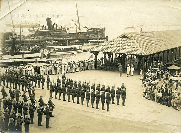 B4-1909年10月羅特．吉茨澤爾爵士訪港，抵達中環卜公碼頭時的情形.jpg