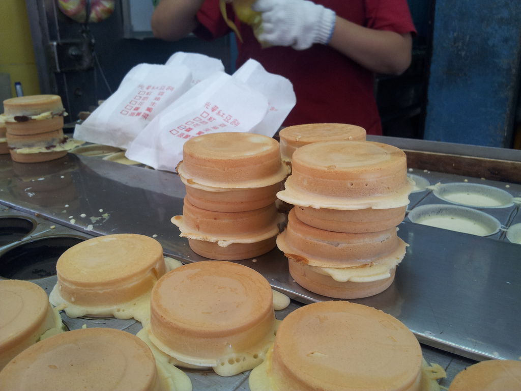一個拳頭大小的紅豆餅餡料相當飽滿