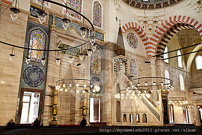 suleymaniye-mosque-interior-pulpit-24380269.jpg