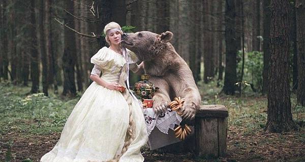 Stephen-the-Bear-Photoshoot-in-Russia-940x500.jpg