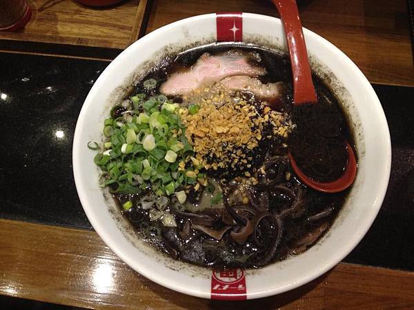 日本东京新宿的人气拉面- 凪nagi豚骨拉面