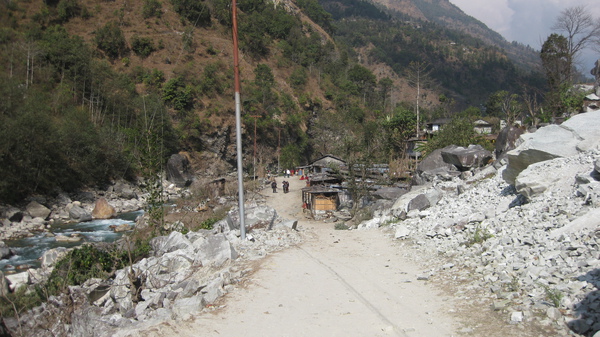 充滿碎石的道路