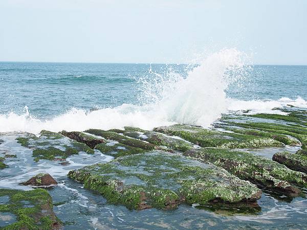 浪花打在石槽上，非常炫目