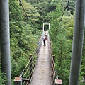 過了一座吊橋，進入楠川步道