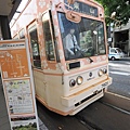 搭乘路面電車前往岡山城和後樂園