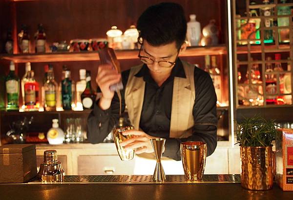 [食記●新竹] Bar Approx.將進酒，竹科金山街的新綠洲去吃美食喝特色調酒吧！