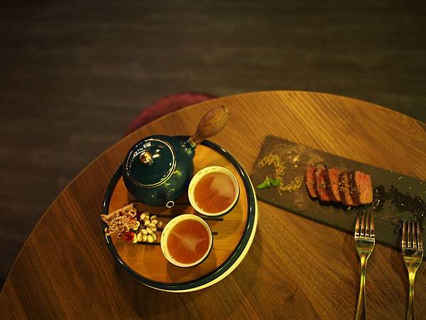 [食記●新竹] Bar Approx.將進酒，竹科金山街的新綠洲去吃美食喝特色調酒吧！