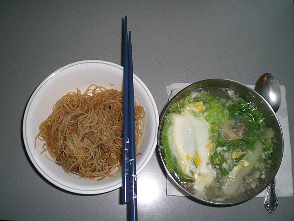 今天中午的午餐--米粉加青菜肉燥蛋花湯