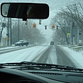 要去市區的路上,雪還是不停的下