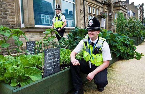 c554_incredible_edible_todmorden_police_station_food_to_share_incroyables_comestibles_w680.jpg