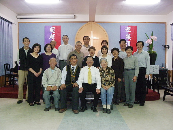 長執與陳坤生牧師‧司建成牧師合照.jpg