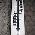 某戶人家牆上的溫度計(當天九度C)
