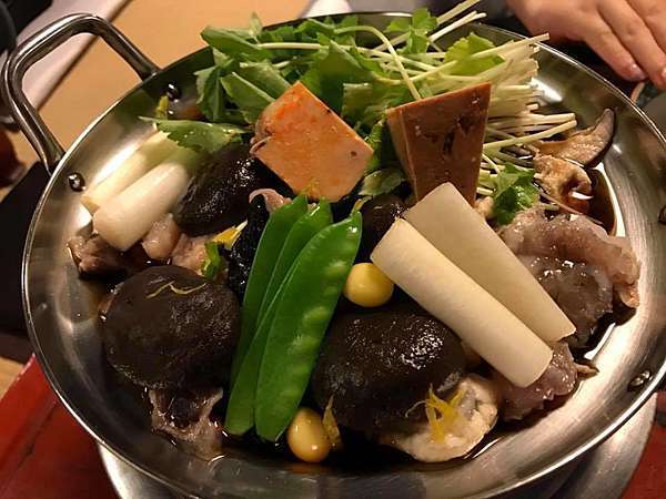 西是河豚鍋 東為鮟鱇鍋 西のふぐ鍋 東のあんこう鍋 石狩鍋 秋田米棒鍋與山形芋煮 日本鍋料理之兵法 上 Benson 西是河豚鍋 東為鮟鱇鍋 西のふぐ鍋 東のあんこう鍋 石狩鍋 秋田米棒鍋與山形芋煮 日本鍋料理之兵法 上 Benson
