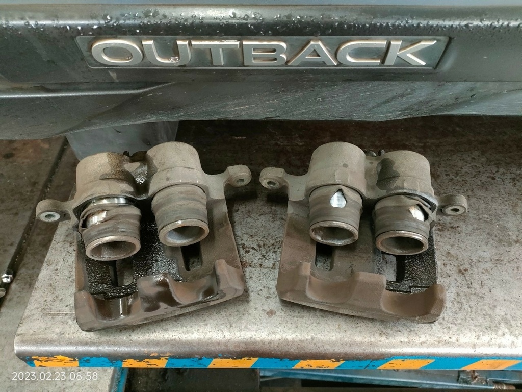速霸陸 SUBARU OUTBACK (2015年) 前煞車分泵防塵套破損