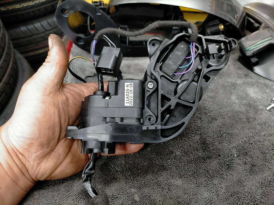 馬自達 CX9 (2017年）電動照後鏡無法收折修理。