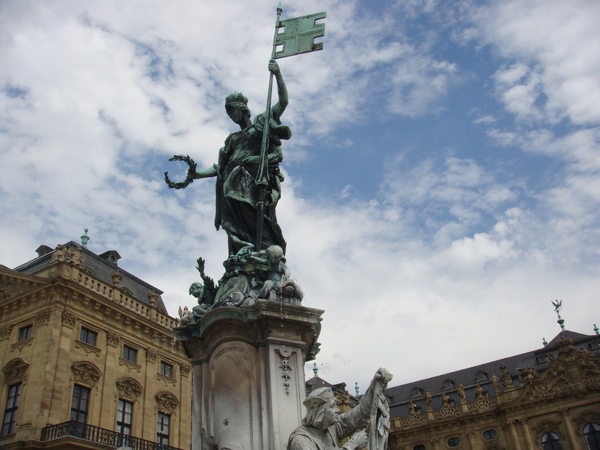 銅像上都拿著代表符茲堡的旗幟
