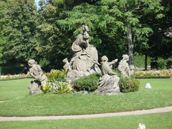 主教宮殿後方的花園雕像