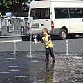 德國小朋友在廣場上玩水