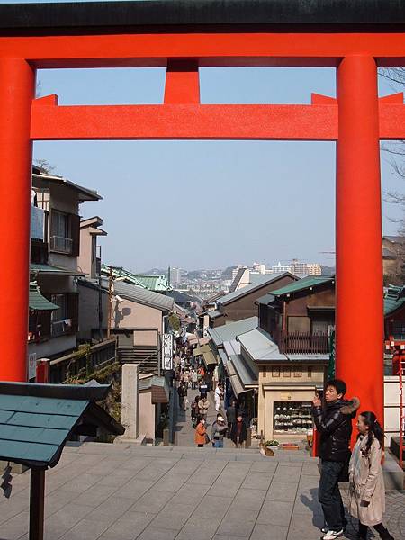 從江島神社鳥居往下照的老街景色