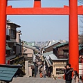 從江島神社鳥居往下照的老街景色