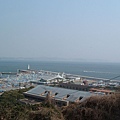 神社在小山丘上,從山丘上看去的海景