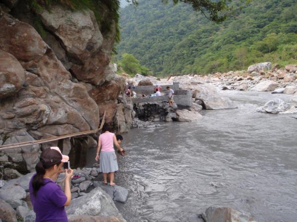 涉水泡湯