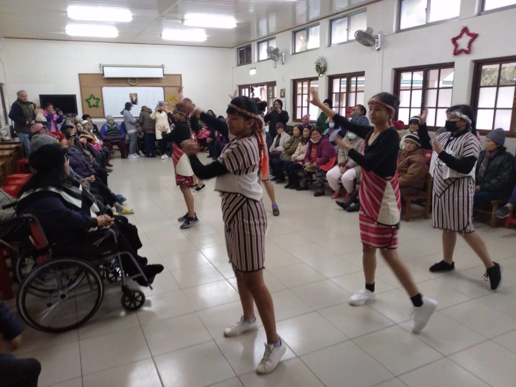 3 group dance.jpg 3 group dance.jpg